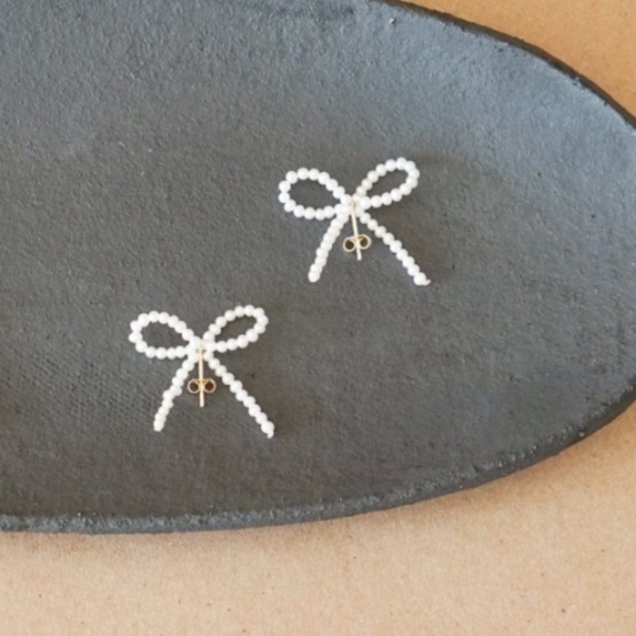 SASKIA DIEZ PEARL BOW STUDS PAIR IN EXCELLENT CONDITION! - Picture 2 of 5